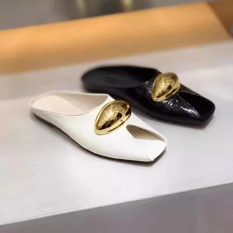 Pantoufles à bouche de poisson avec boucle en métal, chaussures plates à la mode, pantoufles Cool, tendance d'été, nouvelle collection 2025