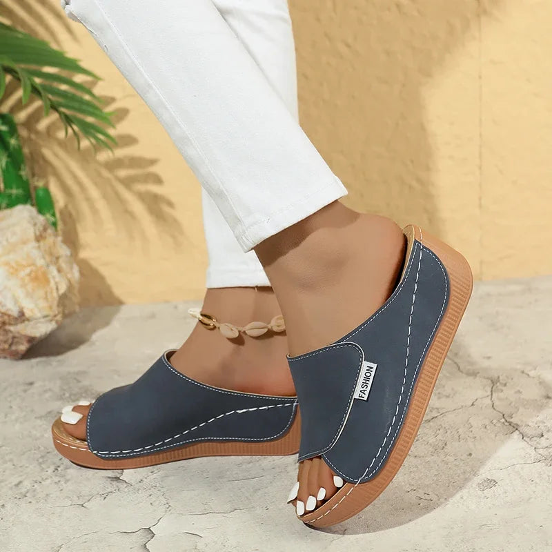 Pantoufles d'été à plateforme souple pour femmes, tongs à bout ouvert, à la mode, talon moyen léger, chaussures de plage antidérapantes, 2025