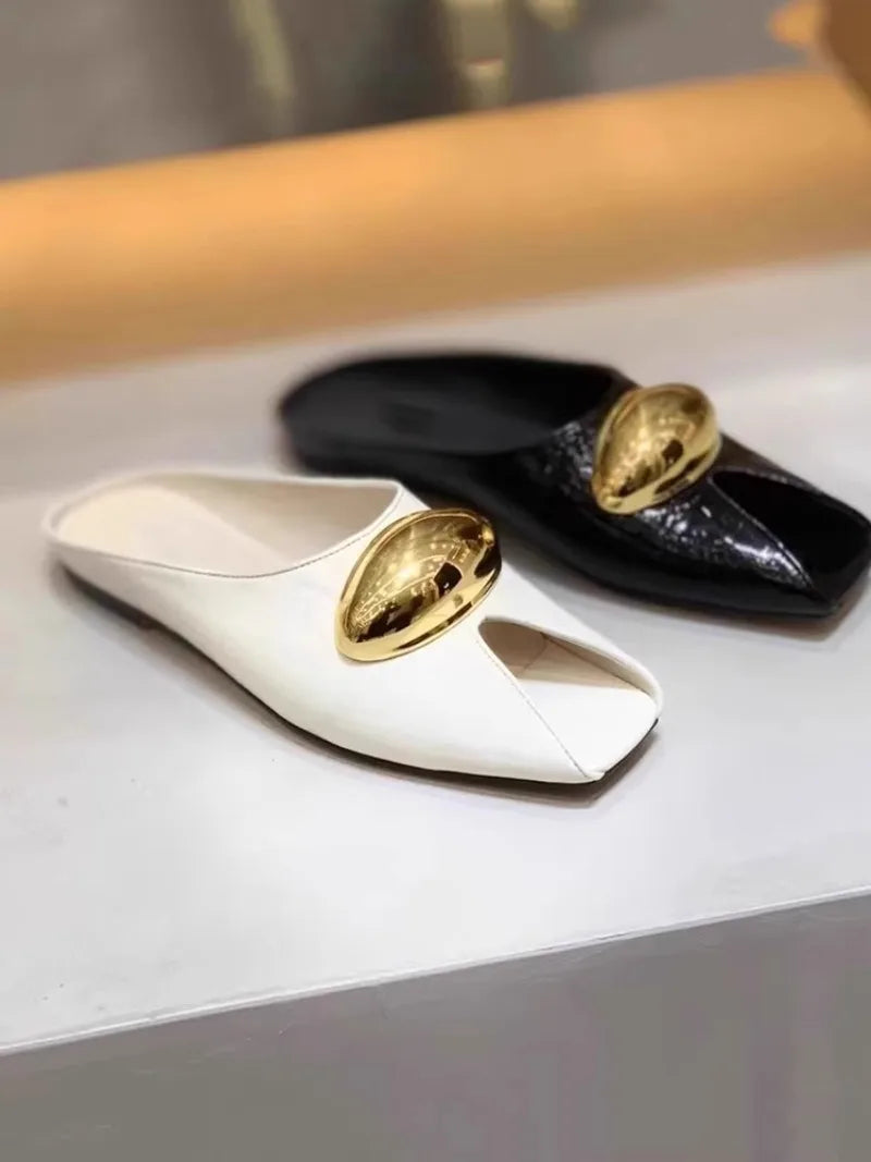 Pantoufles à bouche de poisson avec boucle en métal, chaussures plates à la mode, pantoufles Cool, tendance d'été, nouvelle collection 2025