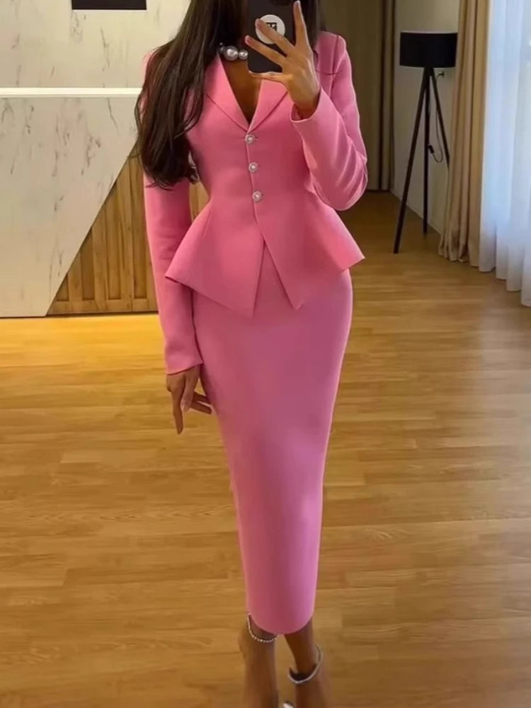 Ensemble 2 pièces pour femmes, blazer péplum rose, jupe ajustée avec détails de boutons, parfait pour les réunions de bureau ou les événements d'affaires