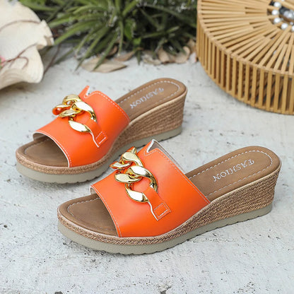 Pantoufles à talons compensés pour femmes, décor de chaîne à la mode, sandales de plage confortables et antidérapantes, pantoufles à plateforme en cuir PU, été 2025