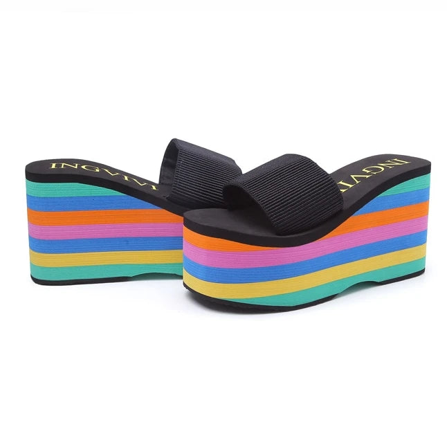 Tongs arc-en-ciel pour femmes, sandales de plage d'été, sangle givrée, pantoufles à talons compensés très hauts, pantoufles d'extérieur d'été