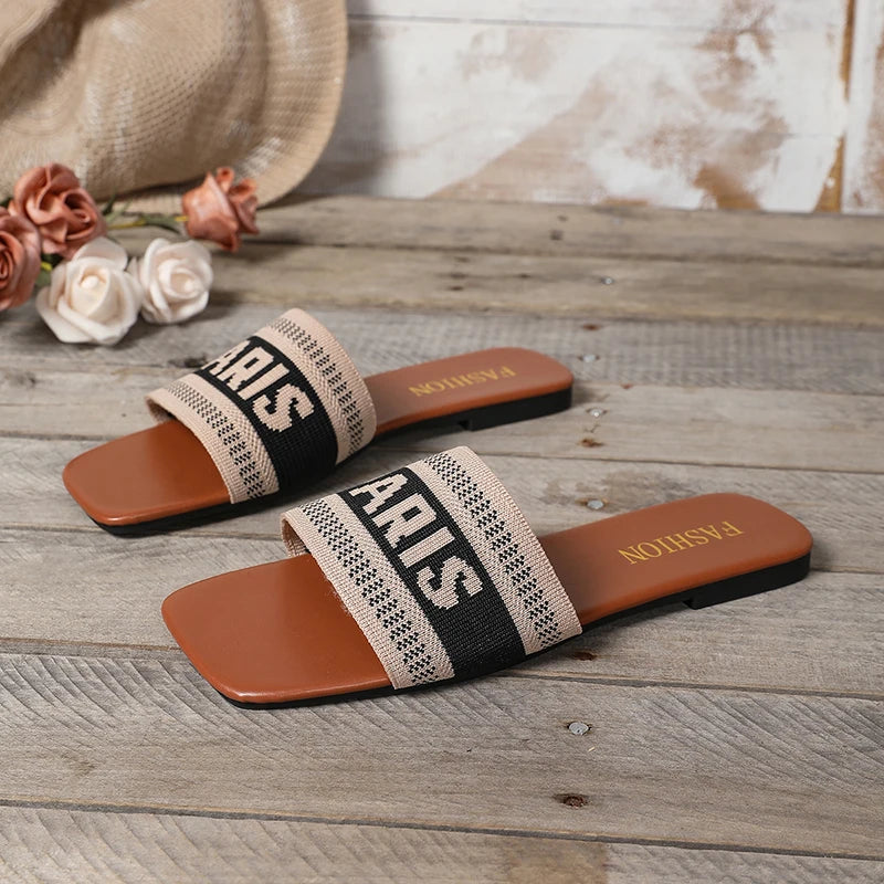 Mode couleurs mélangées lettre pantoufles plates femmes grande taille léger bout carré pantoufles décontractées confort semelle souple anti-dérapant diapositives