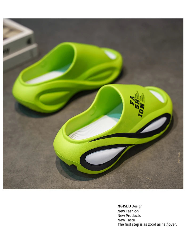 2024 Nouveaux chaussons pour hommes Sandales d'intérieur et d'extérieur Plage Confortables Diapositives souples Hommes Chaussures décontractées Tongs Pantoufles de maison Sandales