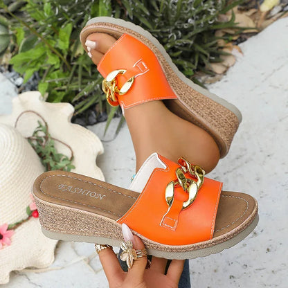 Pantoufles à talons compensés pour femmes, décor de chaîne à la mode, sandales de plage confortables et antidérapantes, pantoufles à plateforme en cuir PU, été 2025