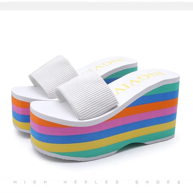 Tongs arc-en-ciel pour femmes, sandales de plage d'été, sangle givrée, pantoufles à talons compensés très hauts, pantoufles d'extérieur d'été