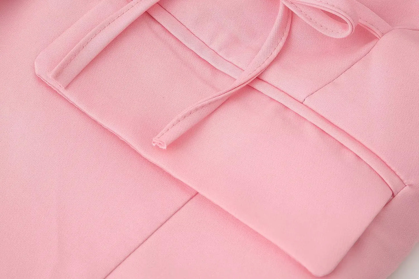 Le nouveau costume de sport pour femmes 2025 présente un cravate réversible à la mode et de grand style décontracté avec deux poches