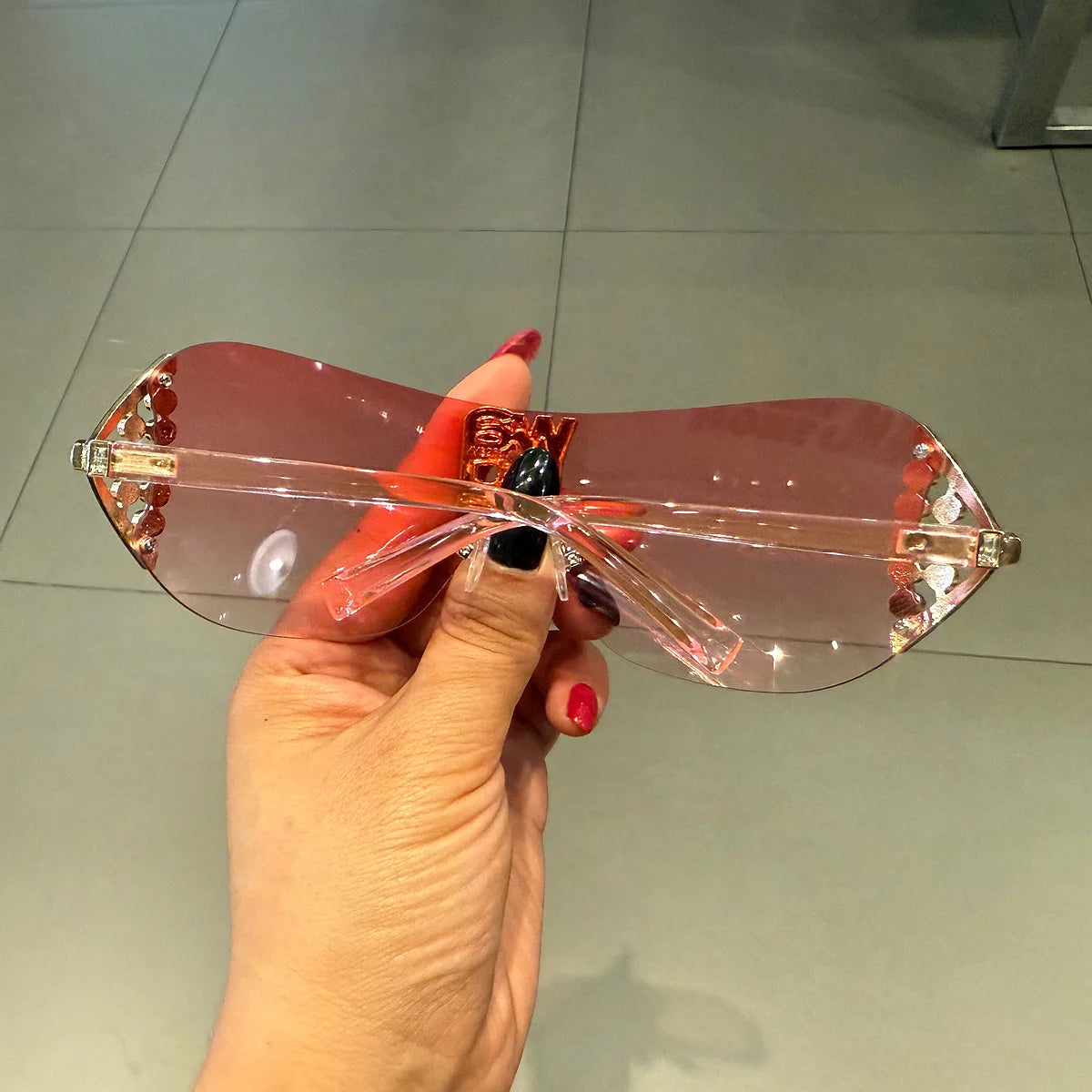 Lunettes de soleil de luxe y2k sans monture pour femmes, avec lettres en strass, de marque de styliste, pour l'extérieur, UV400