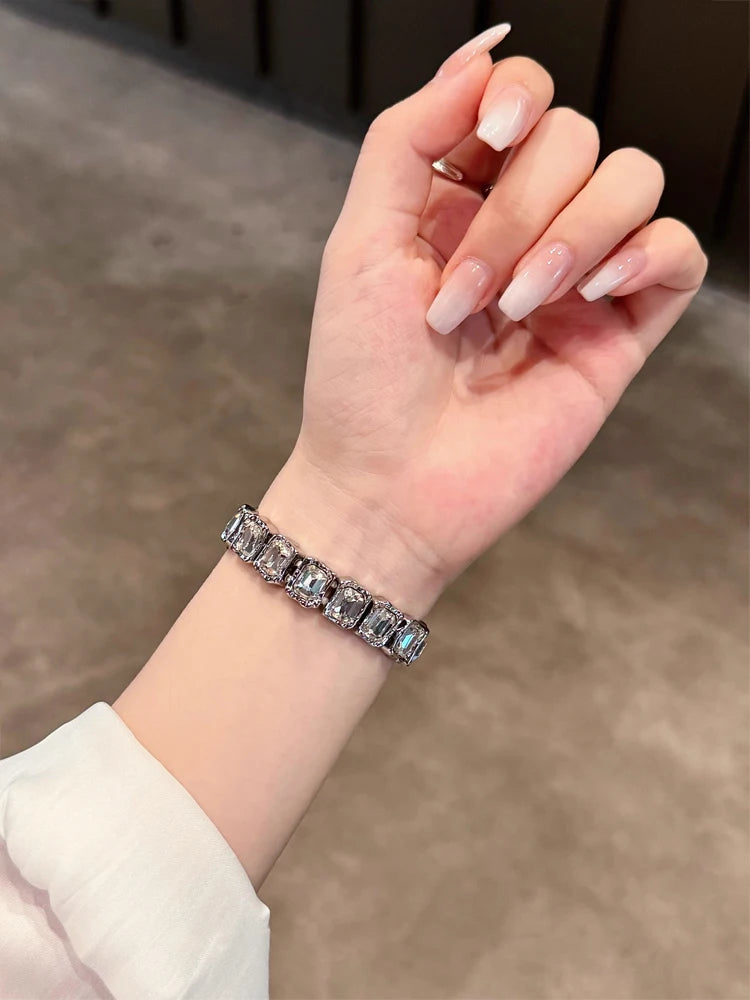 Bande de diamant élastique pour iWatch Ultra 10 9 8 7 6 5 Se 4, bracelet en métal pour femme Apple Watch 38mm 40mm 41mm 42mm 45mm 46mm 49mm