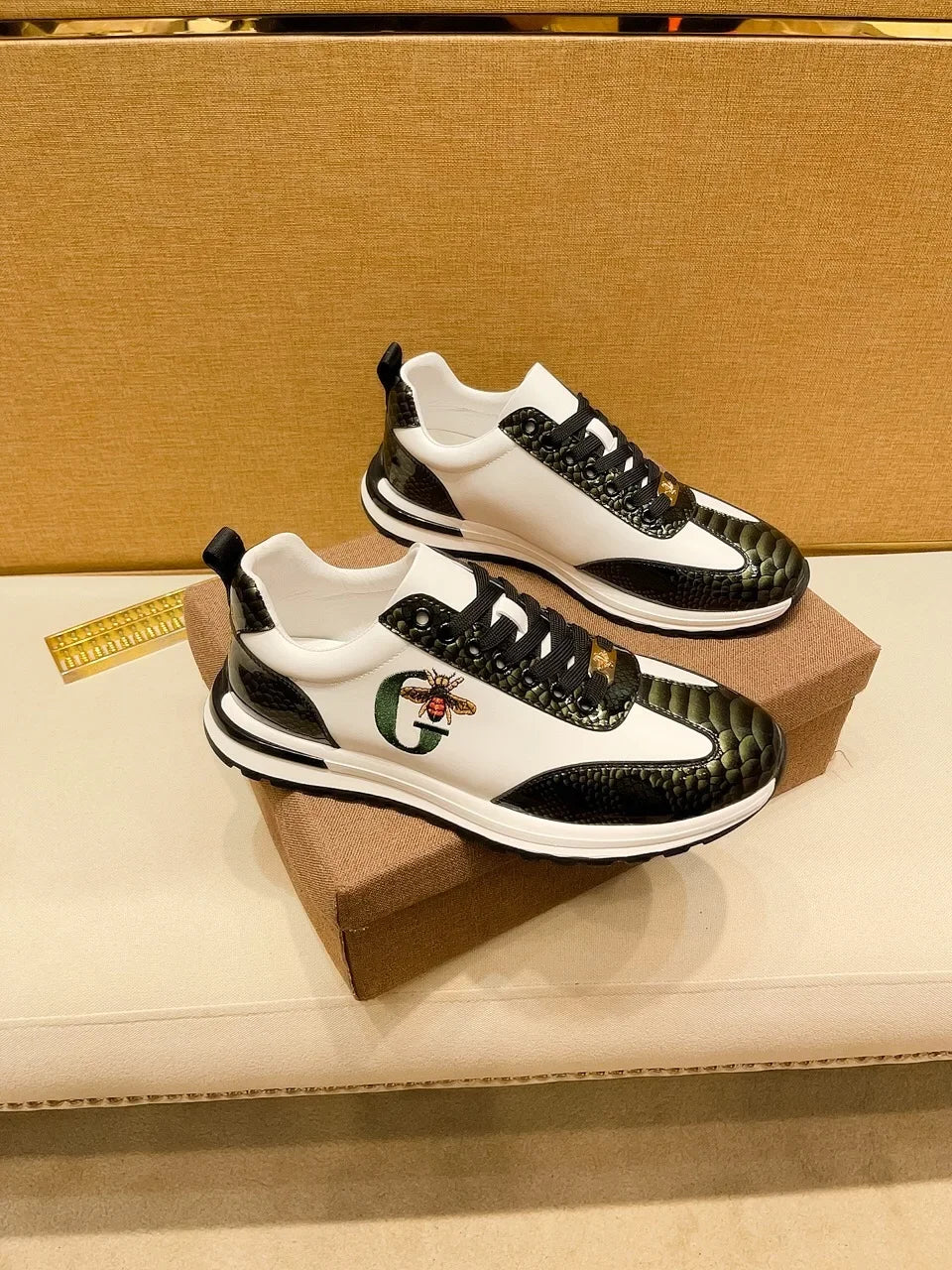 Designers Italie Chaussures d'abeilles décontractées pour hommes Mode de luxe Chaussures en cuir véritable pour affaires Baskets classiques de sport à lacets