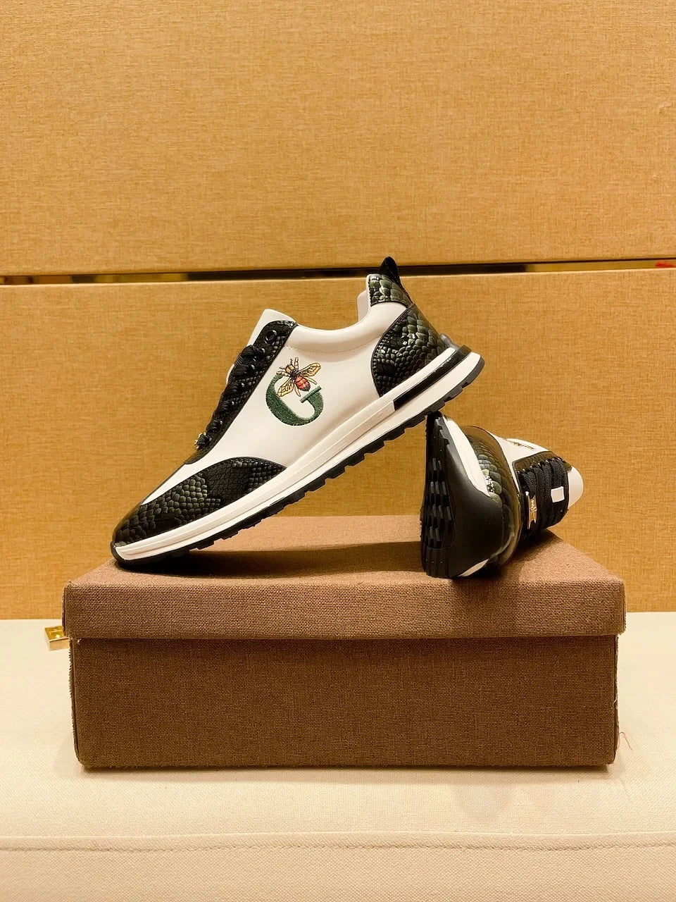 Designers Italie Chaussures d'abeilles décontractées pour hommes Mode de luxe Chaussures en cuir véritable pour affaires Baskets classiques de sport à lacets