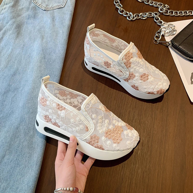 Baskets à plateforme brodées de fleurs pour femmes, chaussures décontractées en maille respirante, mocassins à semelle épaisse pour printemps et été
