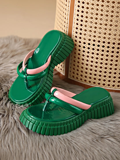 Chaussons pour femmes à semelles épaisses et base de style sabot ; à la mode et polyvalents.