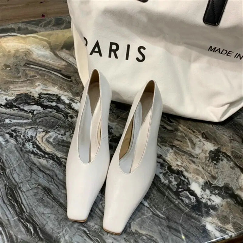 Chaussures d'été légères à talons hauts pour femmes, chaussures simples de luxe avec bout carré et bouche en V, chaussures rétro en cuir pour grand-mère de sorcière, 2025