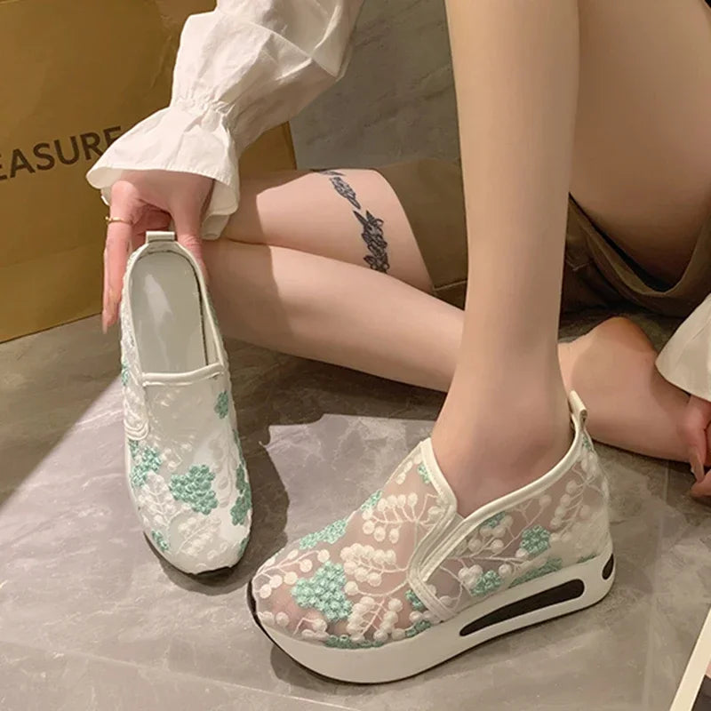 Baskets à plateforme brodées de fleurs pour femmes, chaussures décontractées en maille respirante, mocassins à semelle épaisse pour printemps et été