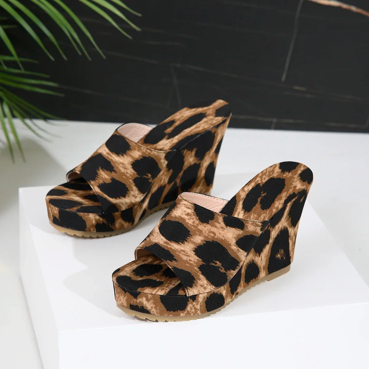 Chaussures d'été à talons hauts et bout ouvert pour femmes, pantoufles à imprimé léopard, chaussures de plage grande taille, 2024