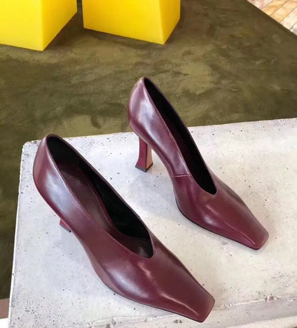 Chaussures d'été légères à talons hauts pour femmes, chaussures simples de luxe avec bout carré et bouche en V, chaussures rétro en cuir pour grand-mère de sorcière, 2025