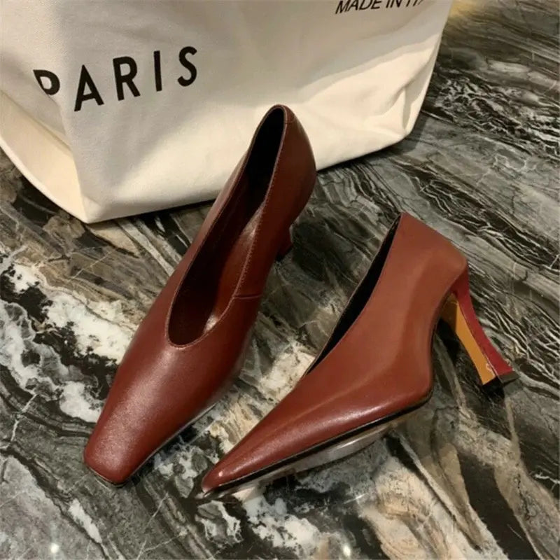 Chaussures d'été légères à talons hauts pour femmes, chaussures simples de luxe avec bout carré et bouche en V, chaussures rétro en cuir pour grand-mère de sorcière, 2025