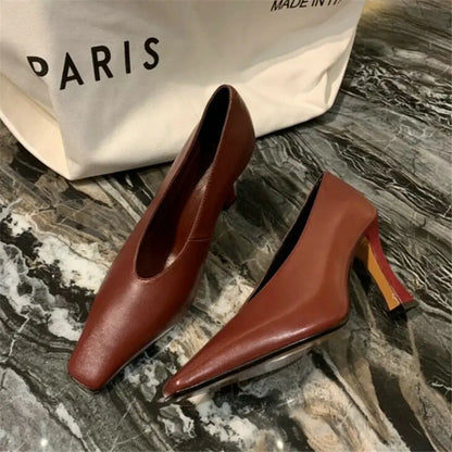 Chaussures d'été légères à talons hauts pour femmes, chaussures simples de luxe avec bout carré et bouche en V, chaussures rétro en cuir pour grand-mère de sorcière, 2025