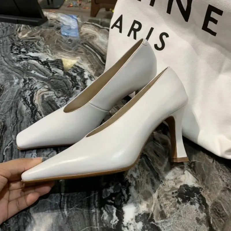 Chaussures d'été légères à talons hauts pour femmes, chaussures simples de luxe avec bout carré et bouche en V, chaussures rétro en cuir pour grand-mère de sorcière, 2025