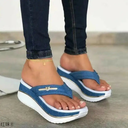 Pantoufles d'été pour femmes, nouvelle mode, chaussures à boutons en métal, sandales de plage compensées, plateforme extérieure, tongs de loisirs, 2024