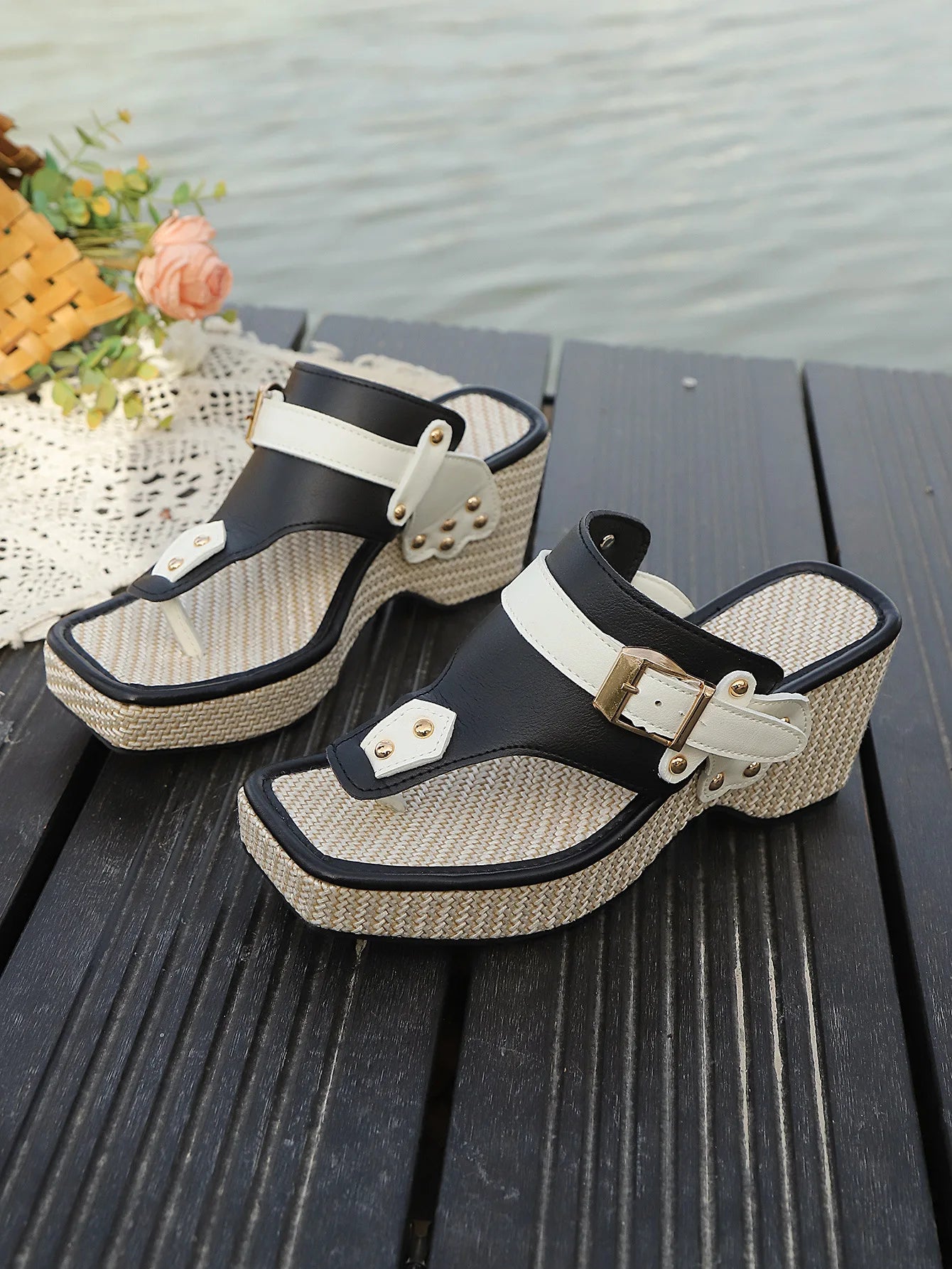 Talon compensé semelle épaisse sandales de paille talon compensé tongs à fleurs tridimensionnelles bohème cool pente talon semelle épaisse