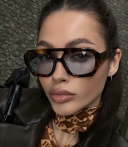 Lunettes de soleil irrégulières à double faisceau transfrontalier européennes et américaines 2023 Nouvelles lunettes de soleil rétro personnalisées populaires sur l'intérieur