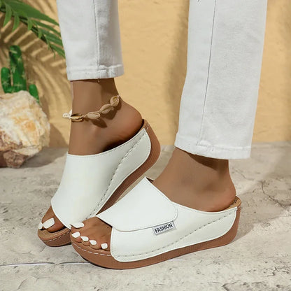 Pantoufles d'été à plateforme souple pour femmes, tongs à bout ouvert, à la mode, talon moyen léger, chaussures de plage antidérapantes, 2025