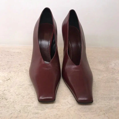 Chaussures d'été légères à talons hauts pour femmes, chaussures simples de luxe avec bout carré et bouche en V, chaussures rétro en cuir pour grand-mère de sorcière, 2025