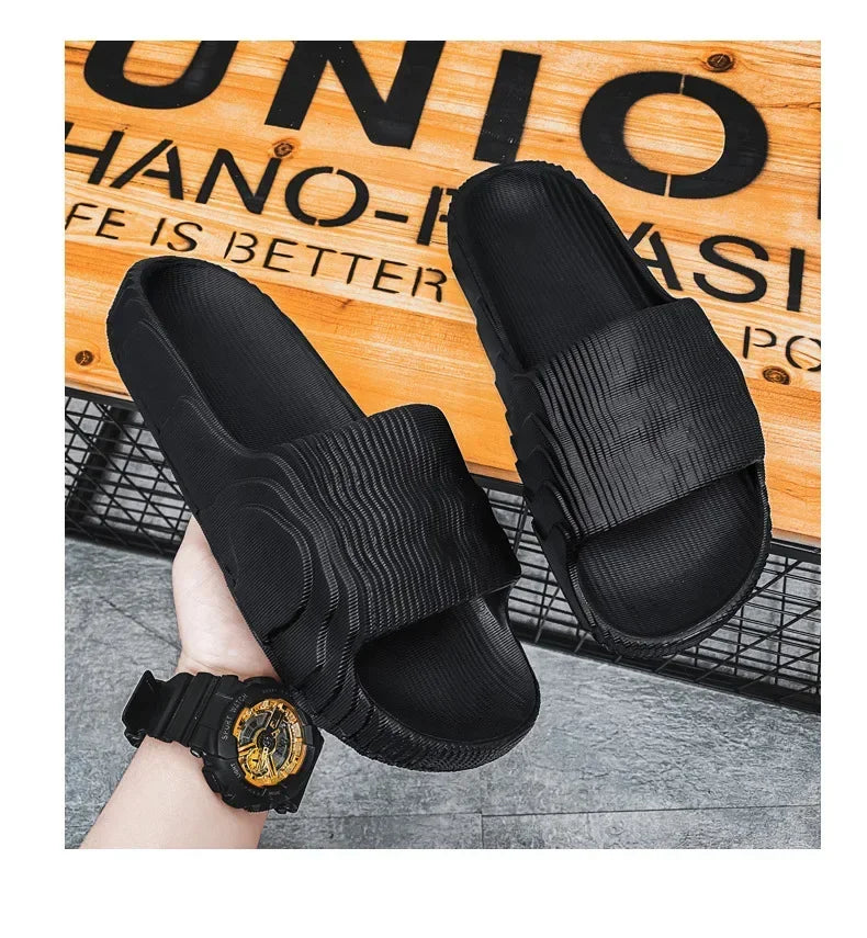 Pantoufles d'été de grande taille pour hommes, pantoufles de Style coréen à la mode avec semelle épaisse, pantoufles de Couple polyvalentes en PVC, nouvelle collection
