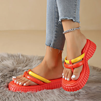 Chaussons pour femmes à semelles épaisses et base de style sabot ; à la mode et polyvalents.