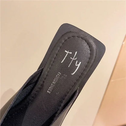 Pantoufles de marque de styliste pour femmes, Mules à boucle en métal, talons plats, bout carré, chaussures peu profondes, toboggan d'extérieur, sandales décontractées