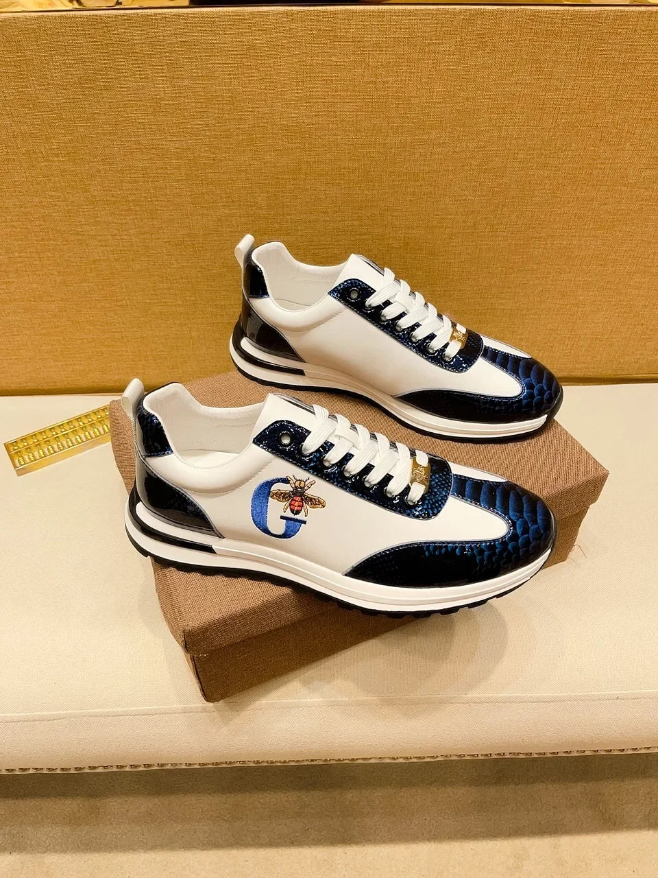 Designers Italie Chaussures d'abeilles décontractées pour hommes Mode de luxe Chaussures en cuir véritable pour affaires Baskets classiques de sport à lacets