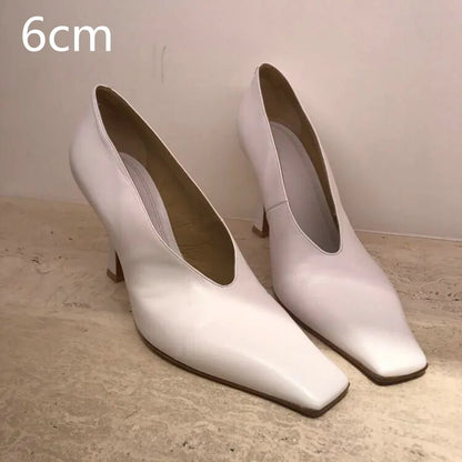 Chaussures d'été légères à talons hauts pour femmes, chaussures simples de luxe avec bout carré et bouche en V, chaussures rétro en cuir pour grand-mère de sorcière, 2025
