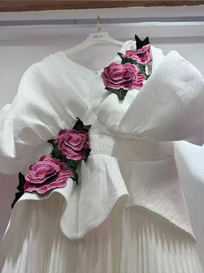 Printemps et été 2025 nouvelle robe plissée vintage à fleurs brodées à la taille, col en v, manches chauve-souris, taille haute, robe élégante.