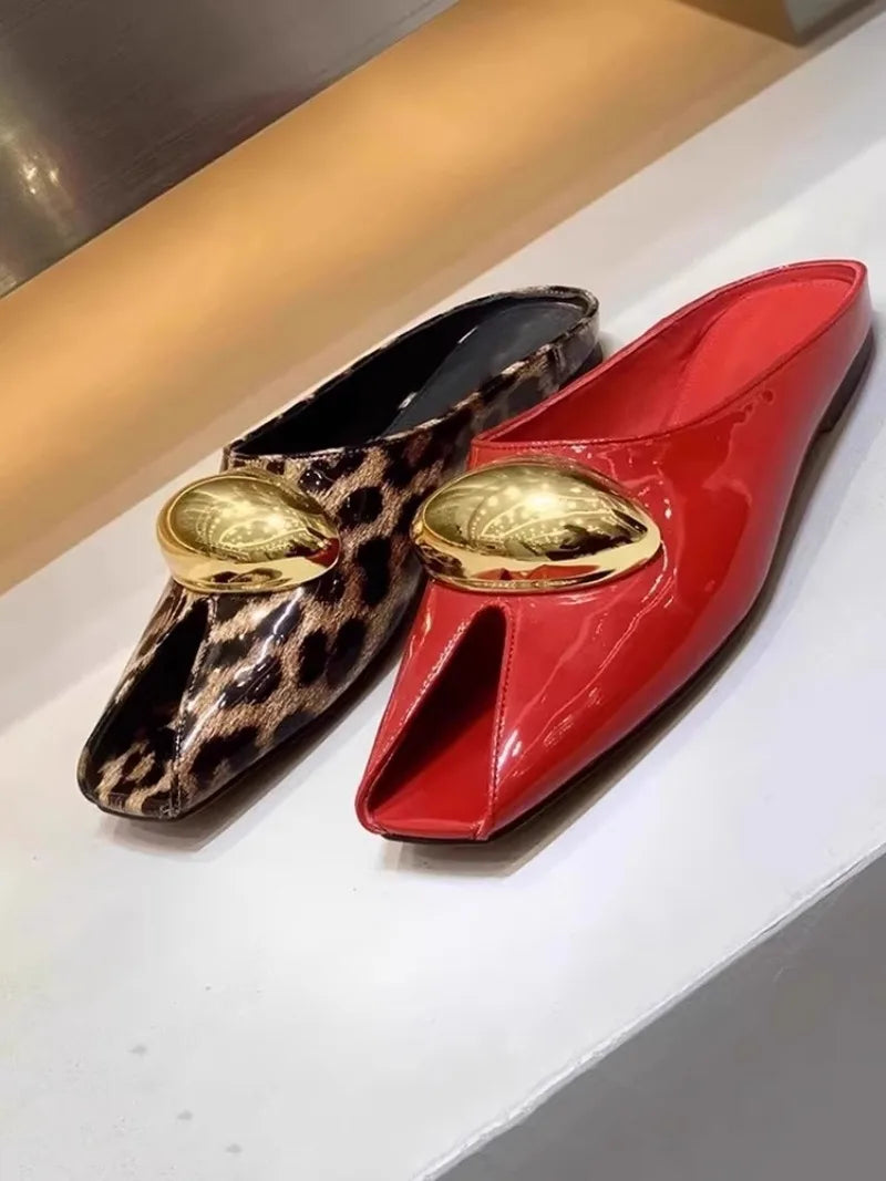 Pantoufles à bouche de poisson avec boucle en métal, chaussures plates à la mode, pantoufles Cool, tendance d'été, nouvelle collection 2025