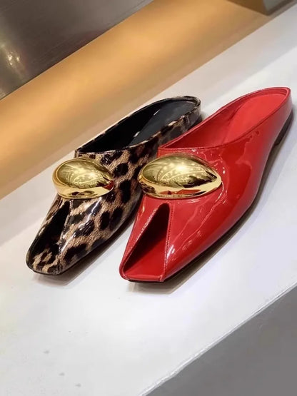 Pantoufles à bouche de poisson avec boucle en métal, chaussures plates à la mode, pantoufles Cool, tendance d'été, nouvelle collection 2025