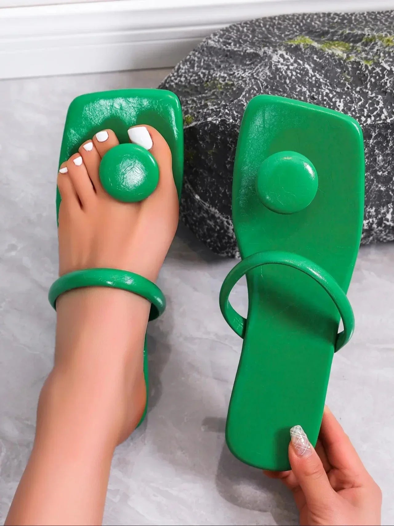 Loisirs chaussons pour femmes semelle plate ronde champignon décoration d'ongles une longueur bande tongs plage concis Zapatillas De Mujer