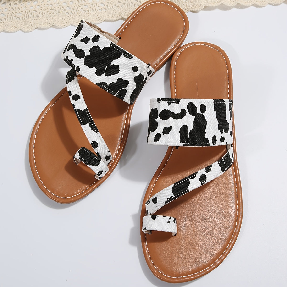 Women's Cow Pattern Slide Sandals - Casual Loop Toe Flat Summer Shoes, Lightweight & Comfortable - For Women - Perfect for Summer Beach & Casual Wear - Ideal Gift for Cow Lovers