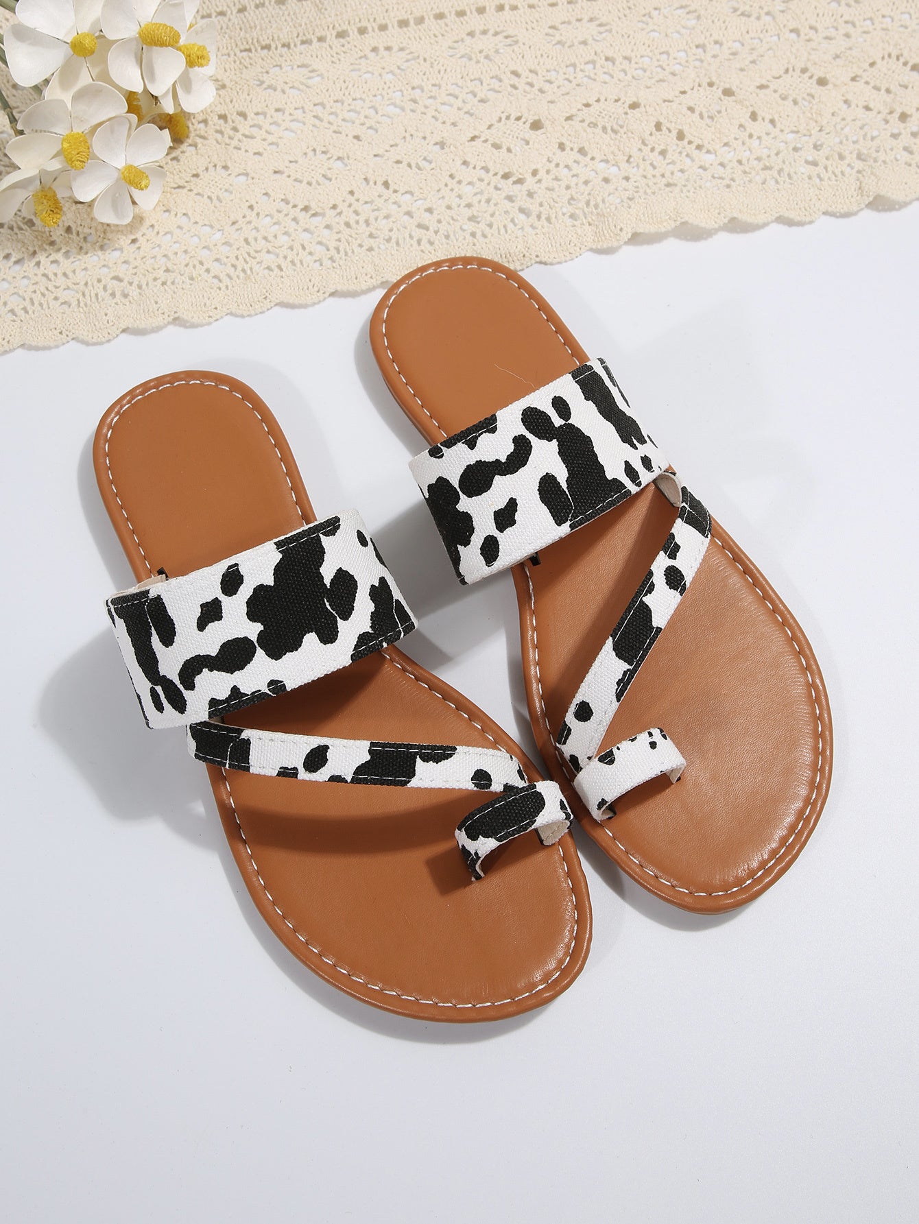Women's Cow Pattern Slide Sandals - Casual Loop Toe Flat Summer Shoes, Lightweight & Comfortable - For Women - Perfect for Summer Beach & Casual Wear - Ideal Gift for Cow Lovers