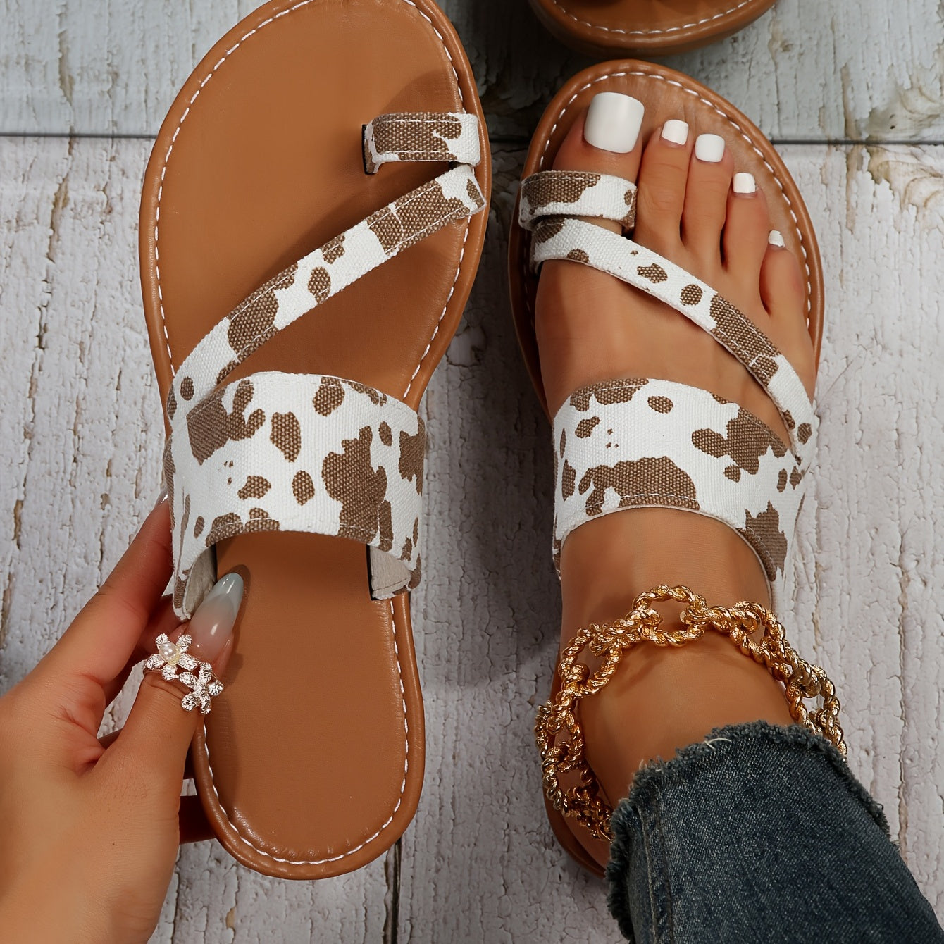 Women's Cow Pattern Slide Sandals - Casual Loop Toe Flat Summer Shoes, Lightweight & Comfortable - For Women - Perfect for Summer Beach & Casual Wear - Ideal Gift for Cow Lovers