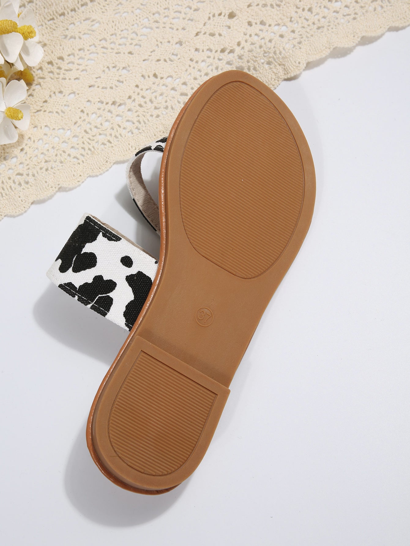 Women's Cow Pattern Slide Sandals - Casual Loop Toe Flat Summer Shoes, Lightweight & Comfortable - For Women - Perfect for Summer Beach & Casual Wear - Ideal Gift for Cow Lovers