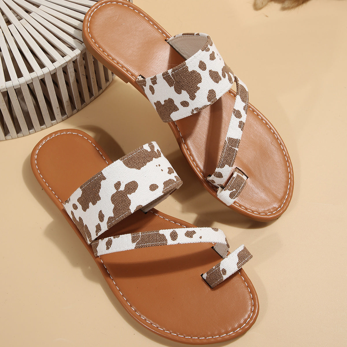 Women's Cow Pattern Slide Sandals - Casual Loop Toe Flat Summer Shoes, Lightweight & Comfortable - For Women - Perfect for Summer Beach & Casual Wear - Ideal Gift for Cow Lovers